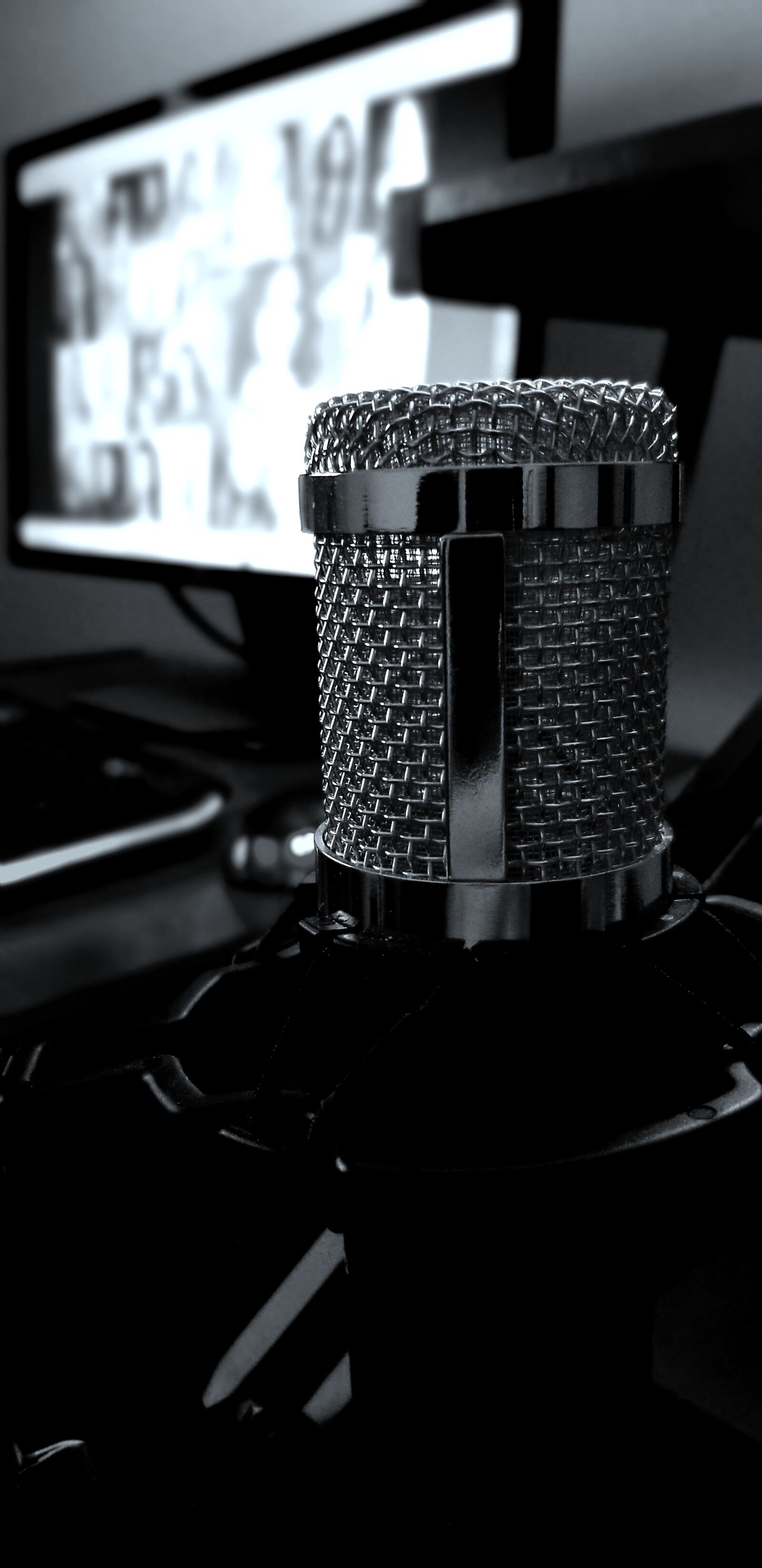 Samsung Galaxy S8 sample photo. Microphone, radio, black photography