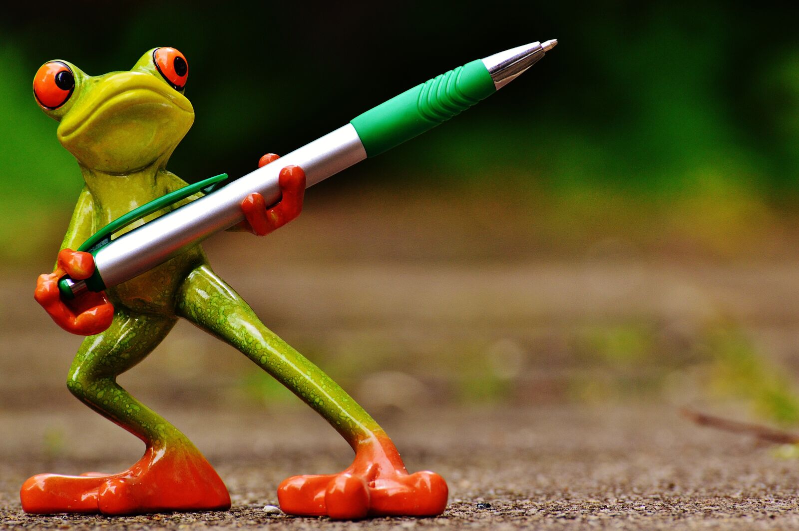 Nikon D3200 sample photo. Frog, holder, pen photography