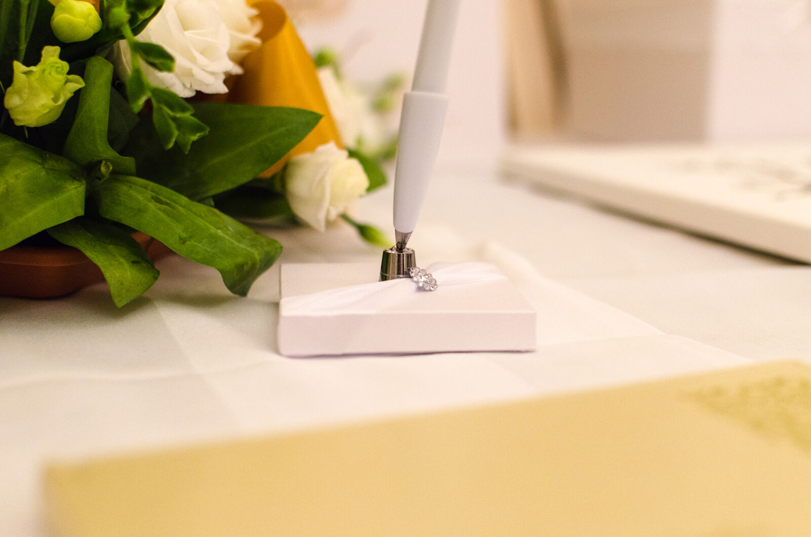 Nikon D5100 + Nikon AF-S DX Nikkor 35mm F1.8G sample photo. Beautiful, beauty, blur, bouquet photography