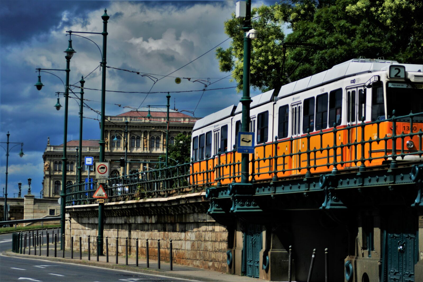 Canon EOS 400D (EOS Digital Rebel XTi / EOS Kiss Digital X) sample photo. Budapest yellow, sky, budapest photography