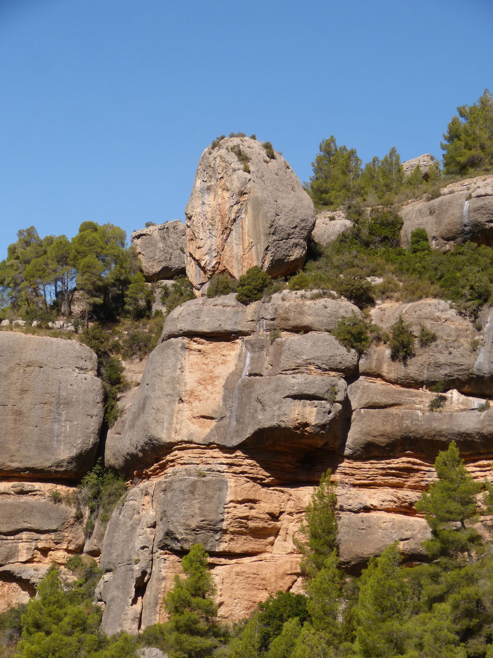 Panasonic DMC-FZ62 sample photo. Rocks, limy, montsant photography