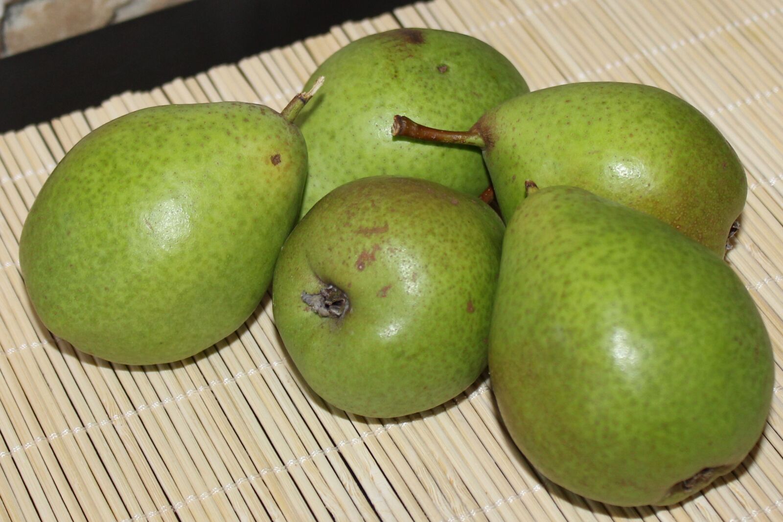 Canon EOS 600D (Rebel EOS T3i / EOS Kiss X5) sample photo. Pears, green, fruit photography