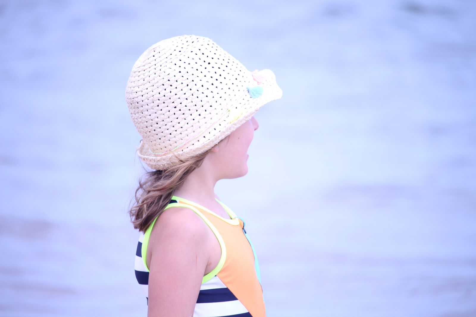 Canon EOS 700D (EOS Rebel T5i / EOS Kiss X7i) + Canon EF-S 55-250mm F4-5.6 IS STM sample photo. Girl, beach, hat photography