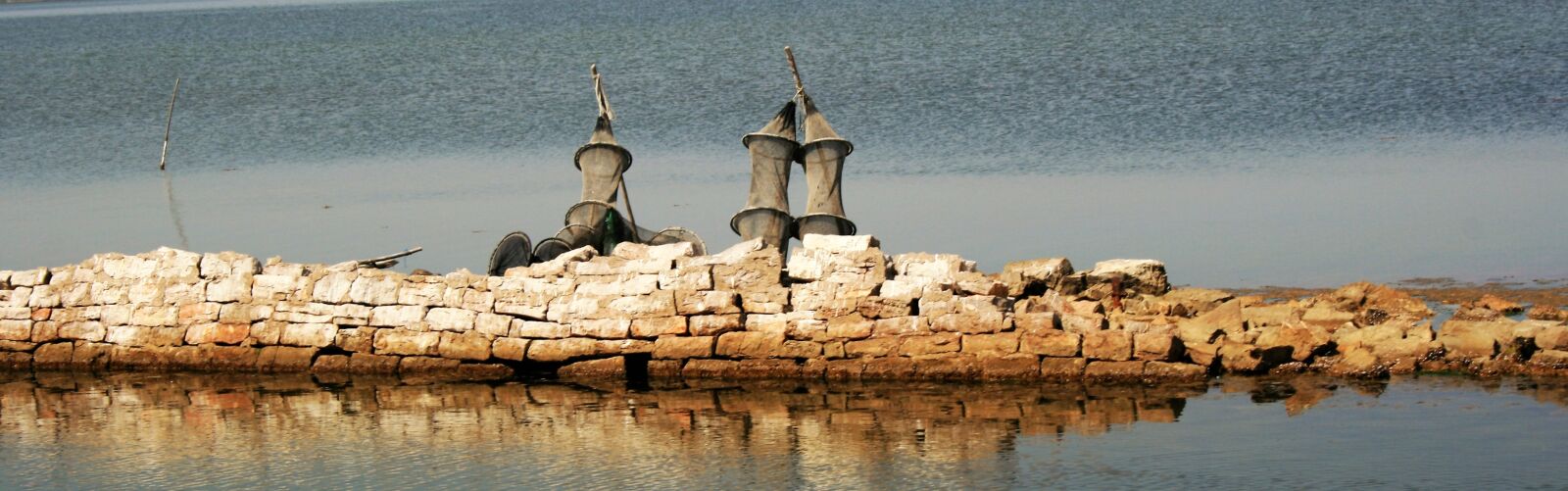 Canon EOS 400D (EOS Digital Rebel XTi / EOS Kiss Digital X) sample photo. Three, fish trap, gossip photography