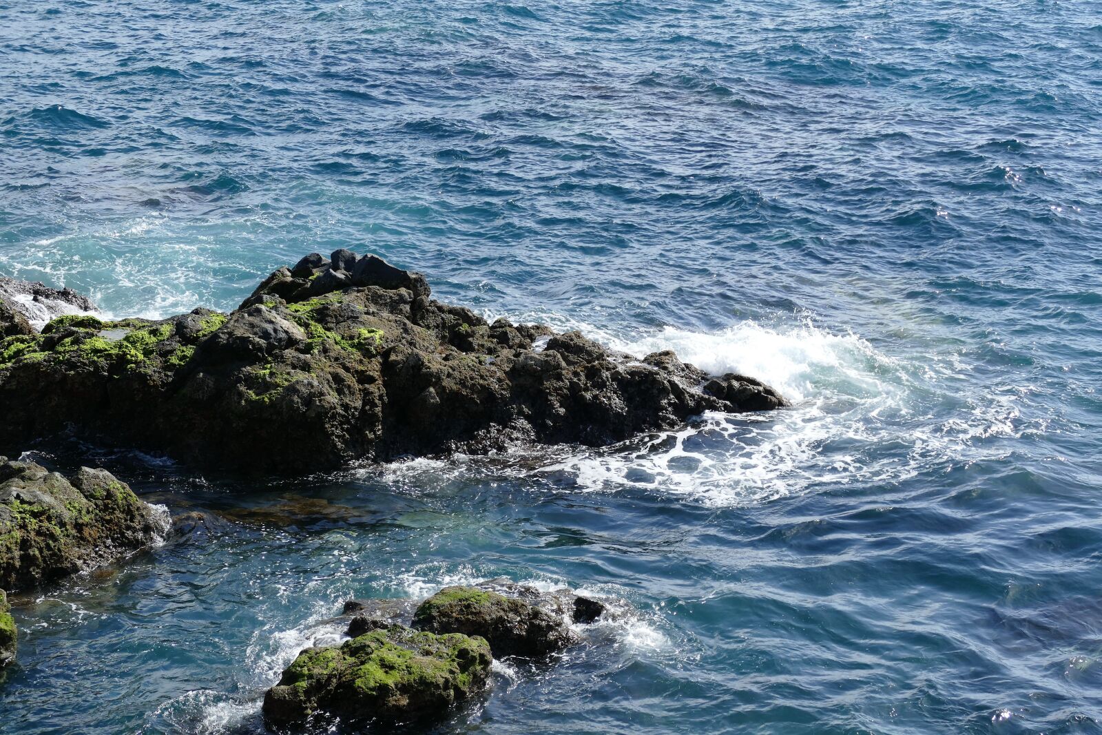 Panasonic Lumix DMC-FZ1000 sample photo. Rock, sea, rock of photography
