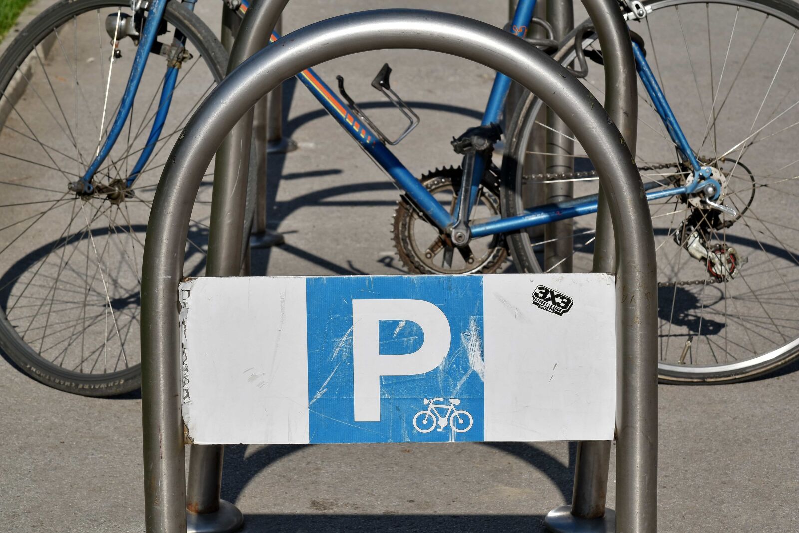 Nikon D5500 sample photo. Bicycle, metal, parking, parking photography