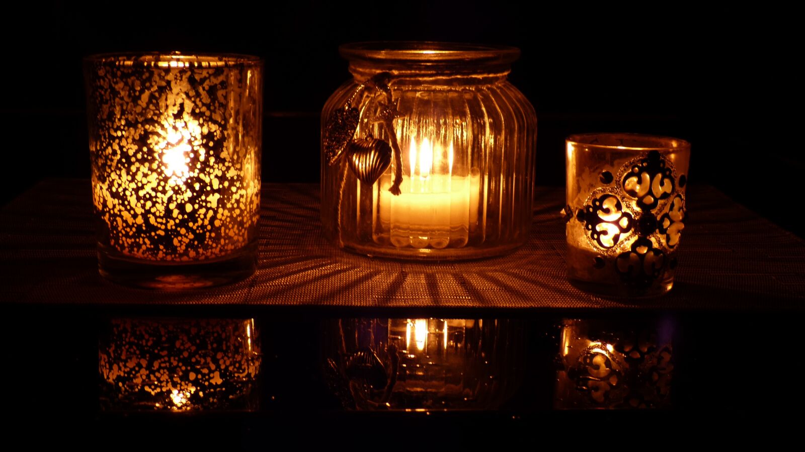 Panasonic Lumix DMC-FZ150 sample photo. Background, candle, darkness photography