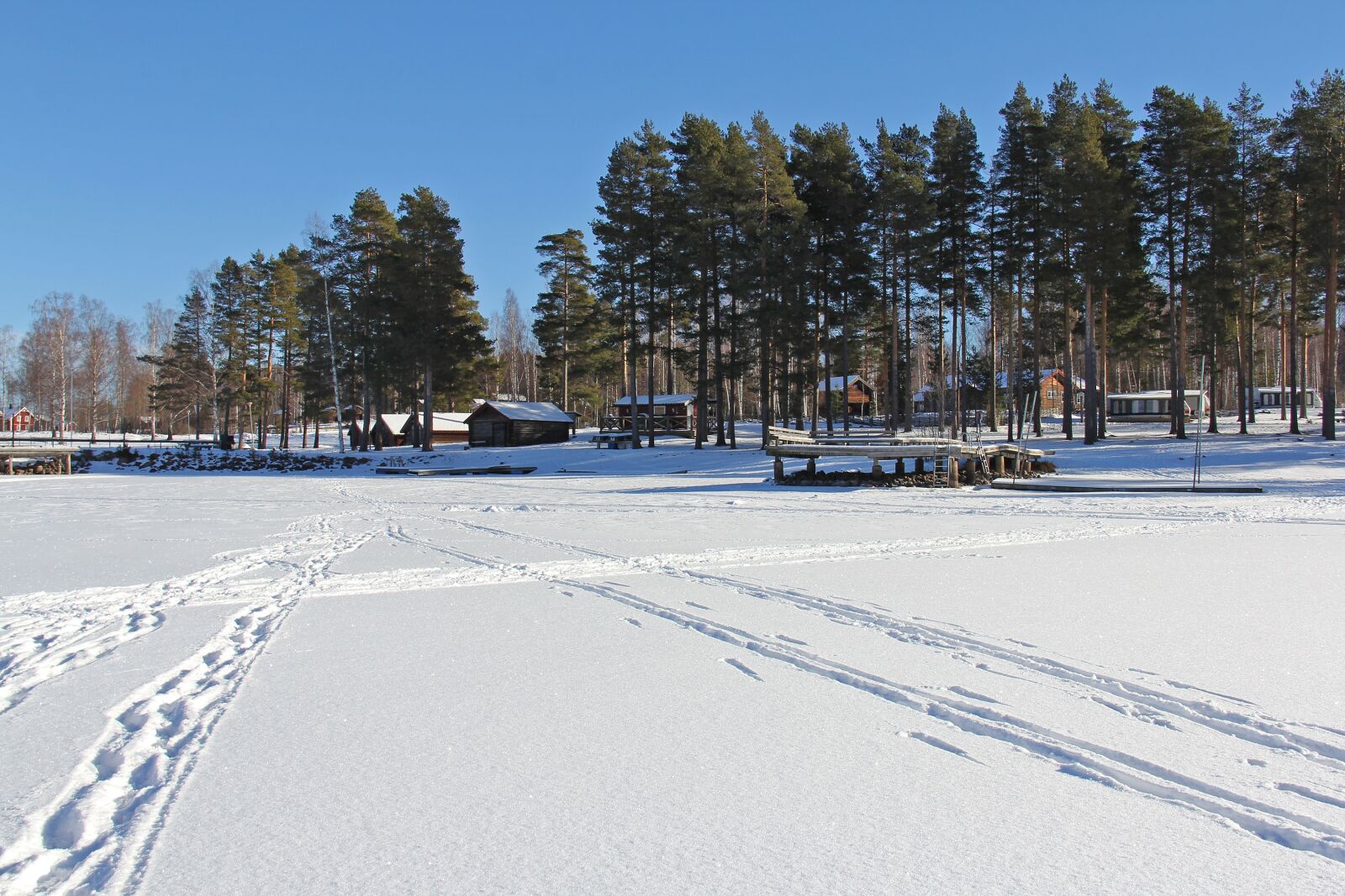Canon EF-S 18-200mm F3.5-5.6 IS sample photo. Frozen lake, siljan lake photography