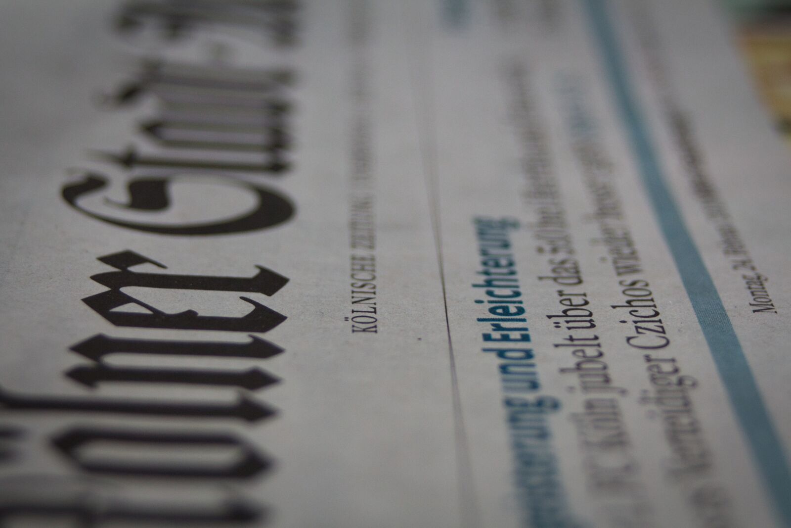 Canon EOS 700D (EOS Rebel T5i / EOS Kiss X7i) sample photo. Newspaper, cologne, morning photography