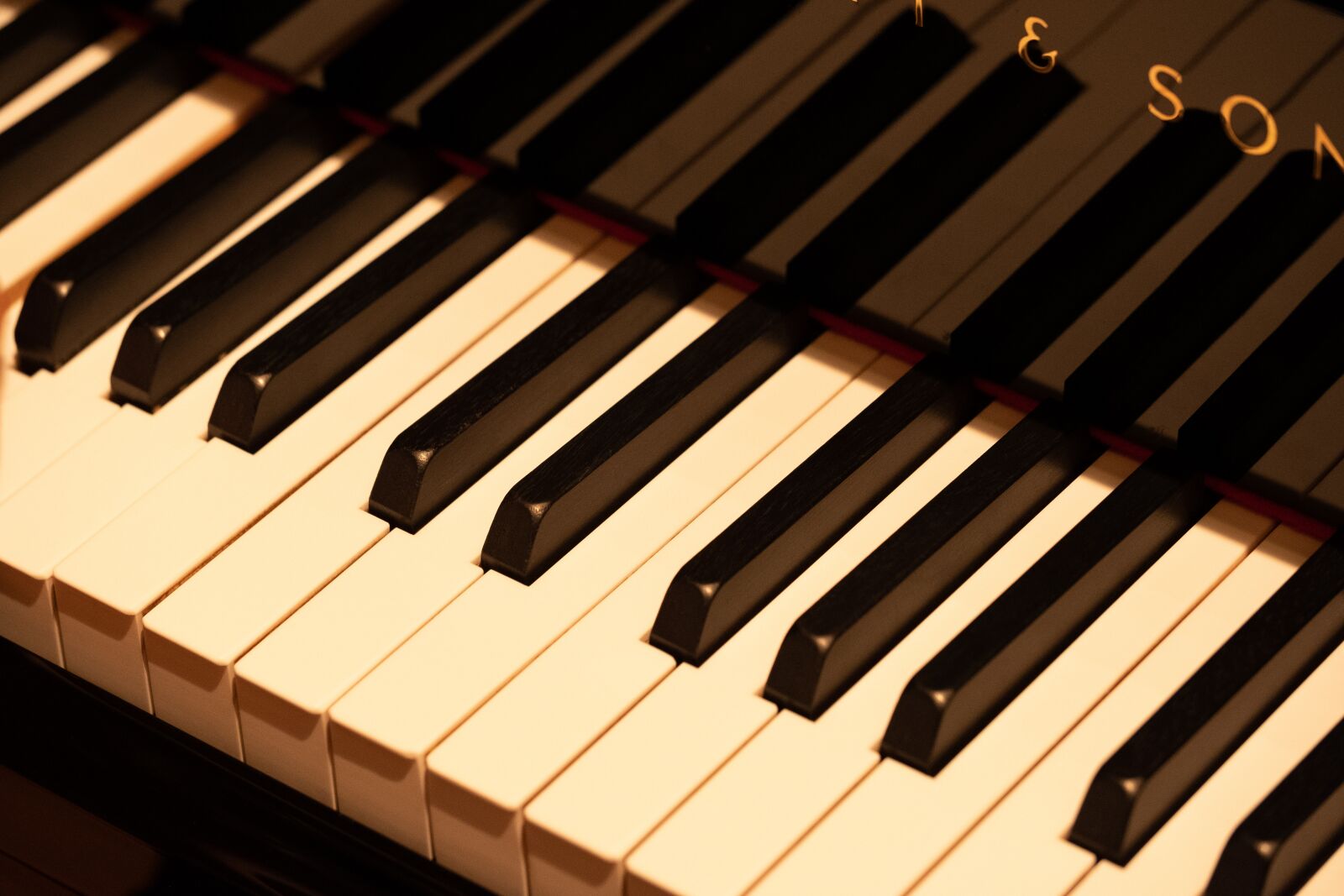 Fujifilm X-T2 + Fujifilm XF 80mm F2.8 R LM OIS WR Macro sample photo. Piano, pianist, music photography