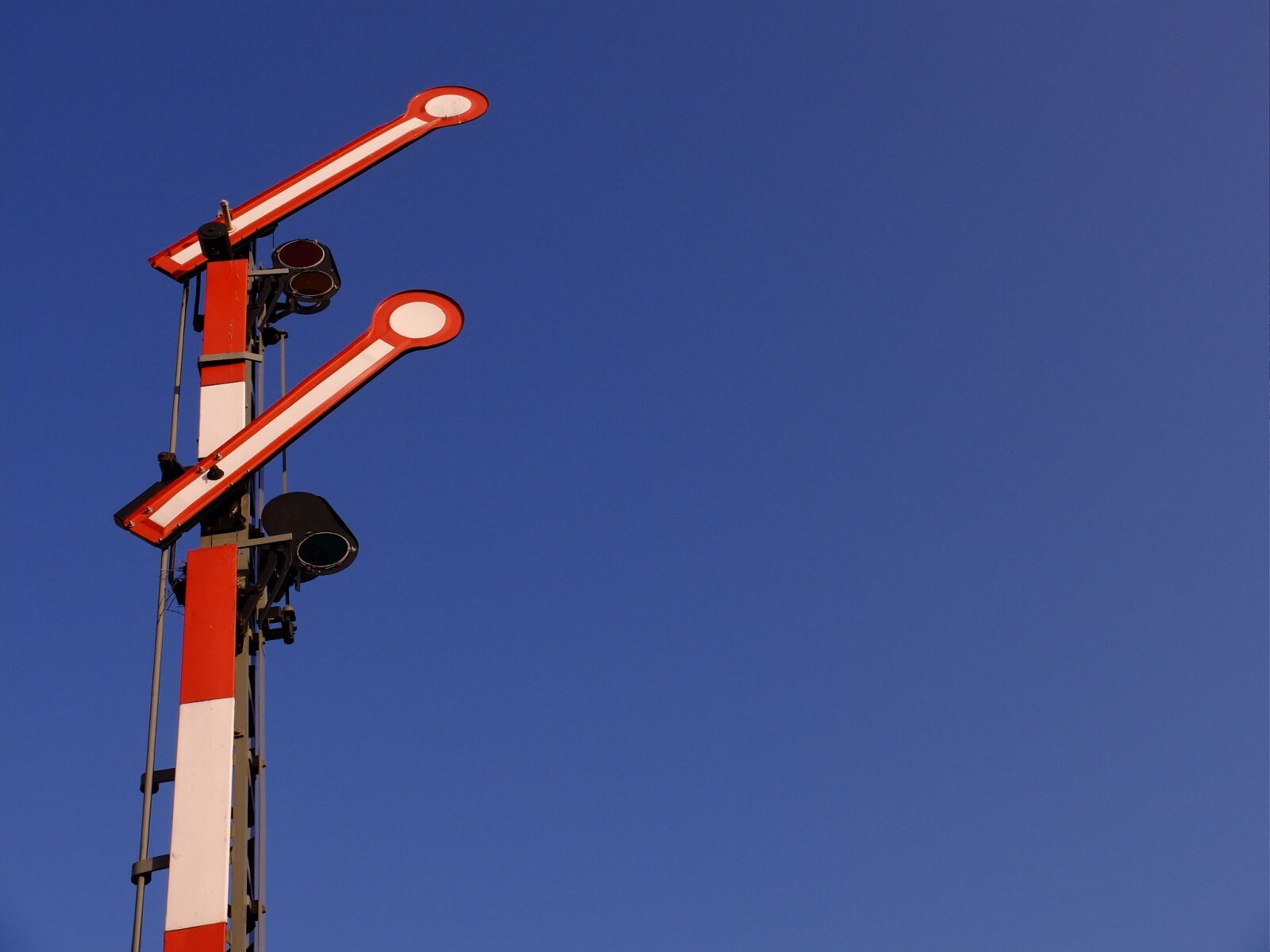 Fujifilm X30 sample photo. Blue, mechanisms, minimalism, railway photography