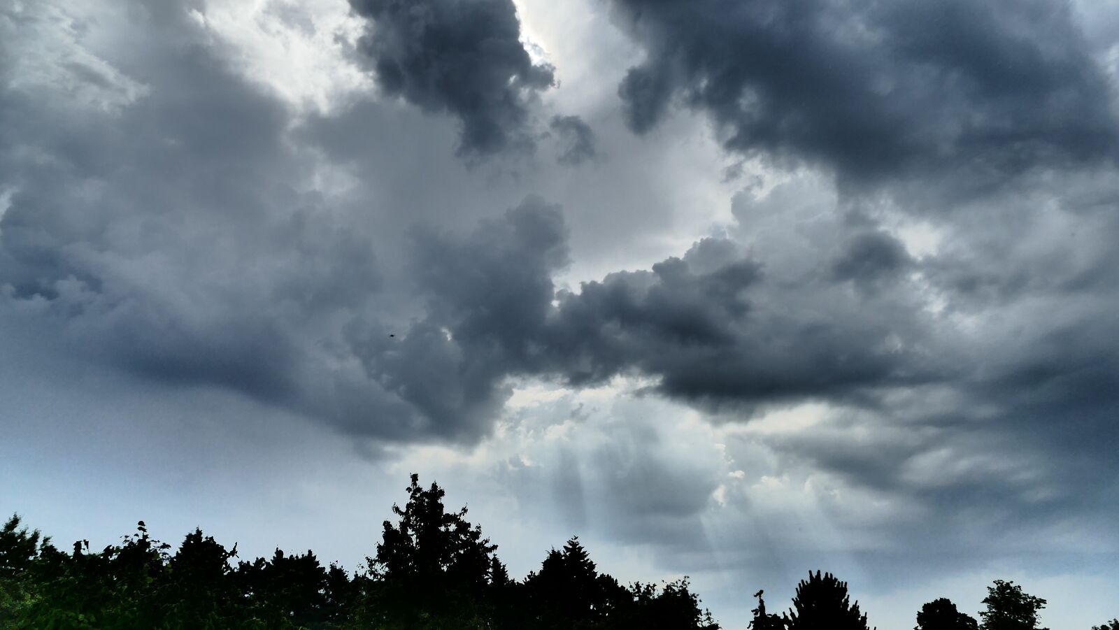 Panasonic Lumix DMC-FZ1000 sample photo. Clouds, sky, blue photography