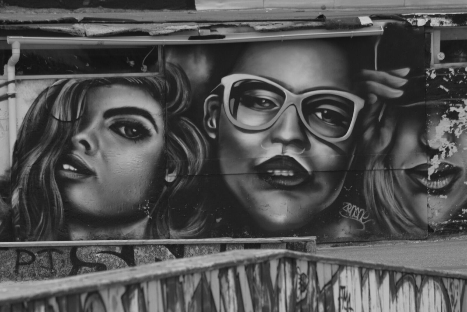 Canon EOS 100D (EOS Rebel SL1 / EOS Kiss X7) sample photo. Drawing, wall, street art photography