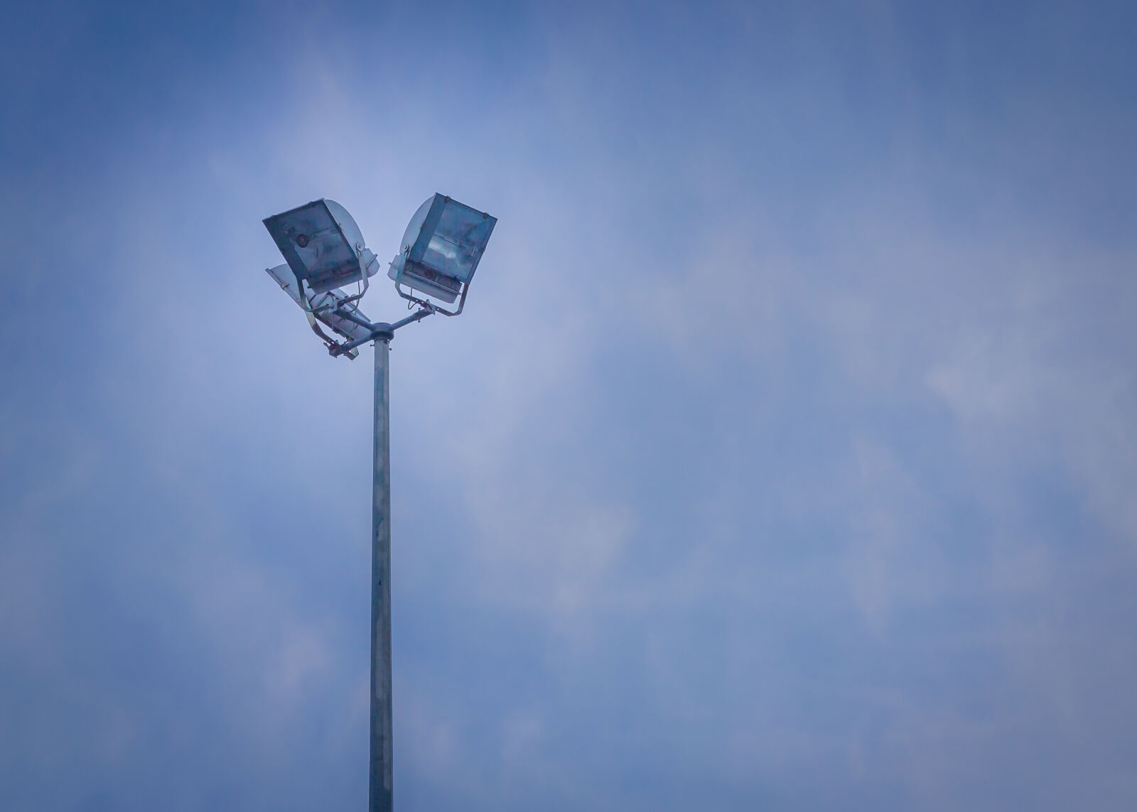 Canon EOS 550D (EOS Rebel T2i / EOS Kiss X4) + Canon EF 50mm F1.8 II sample photo. Blue, light, pole, sky photography