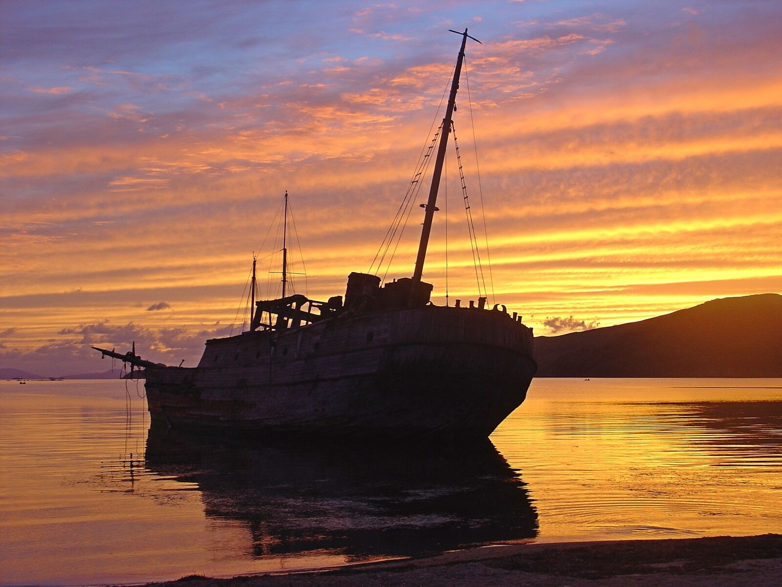 Sony DSC-V1 sample photo. Sunset, shipwreck, shoal photography