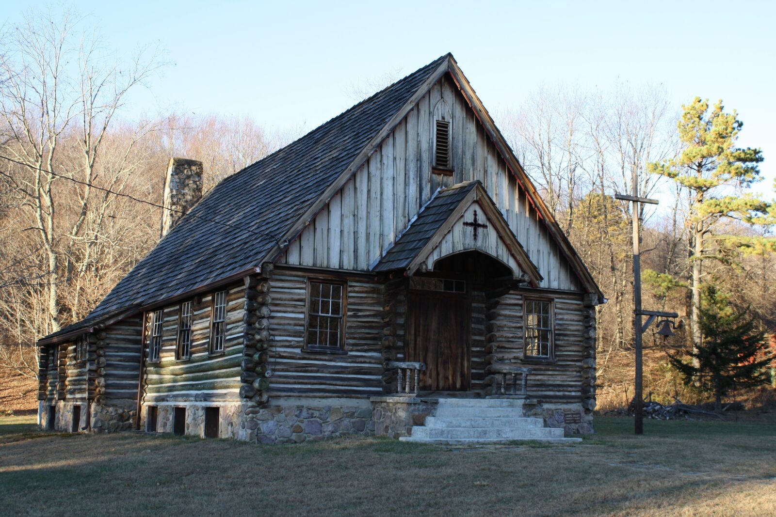 Canon EOS 1000D (EOS Digital Rebel XS / EOS Kiss F) sample photo. Log church, old church photography