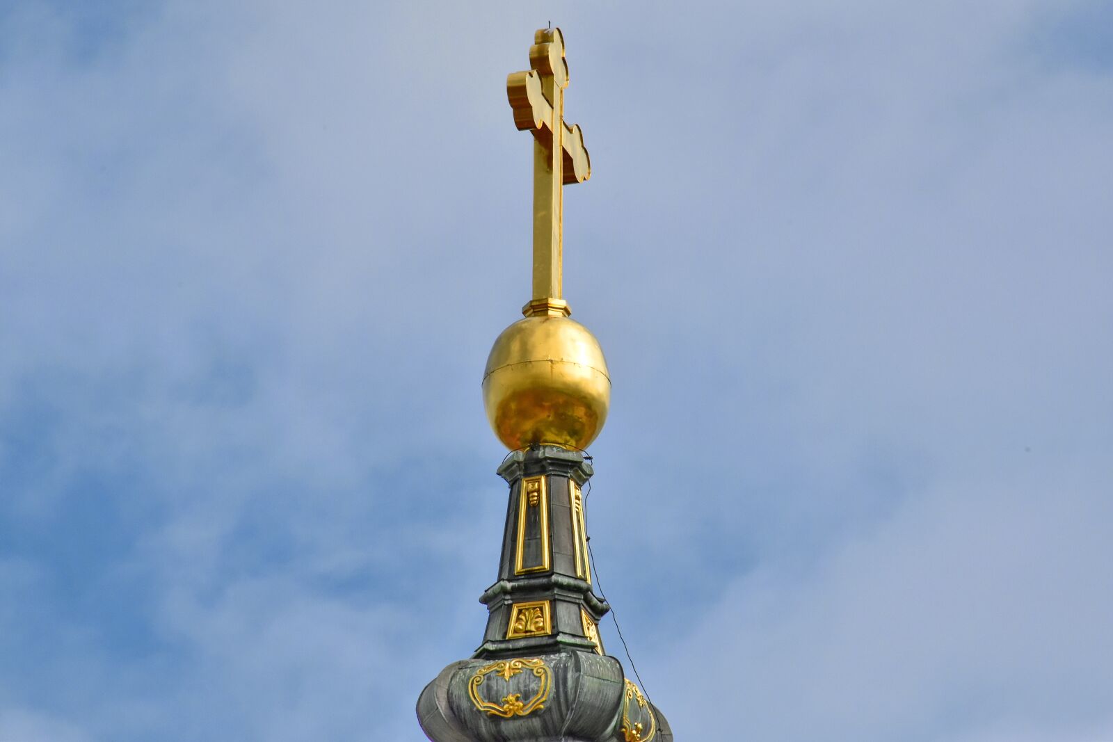 Nikon D5500 sample photo. Cross, gold, shining, worship photography