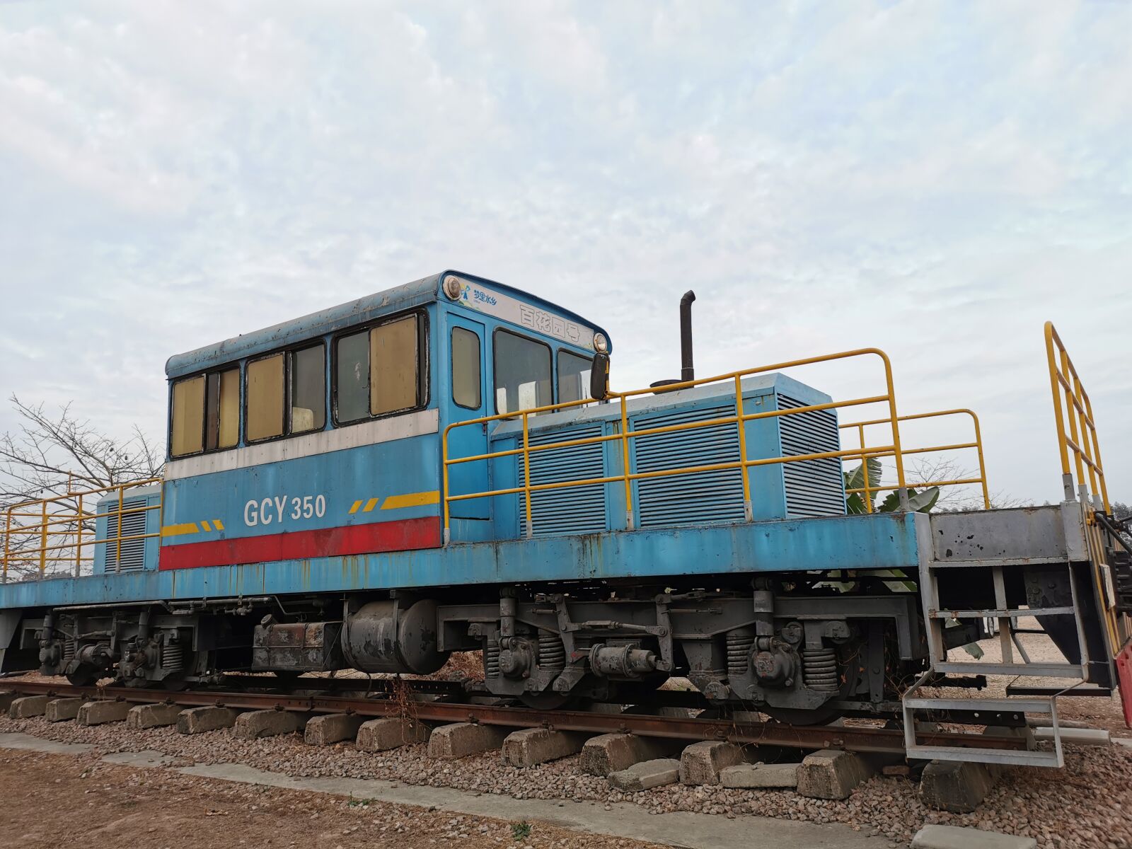 HUAWEI P30 sample photo. Train, sky, cars photography