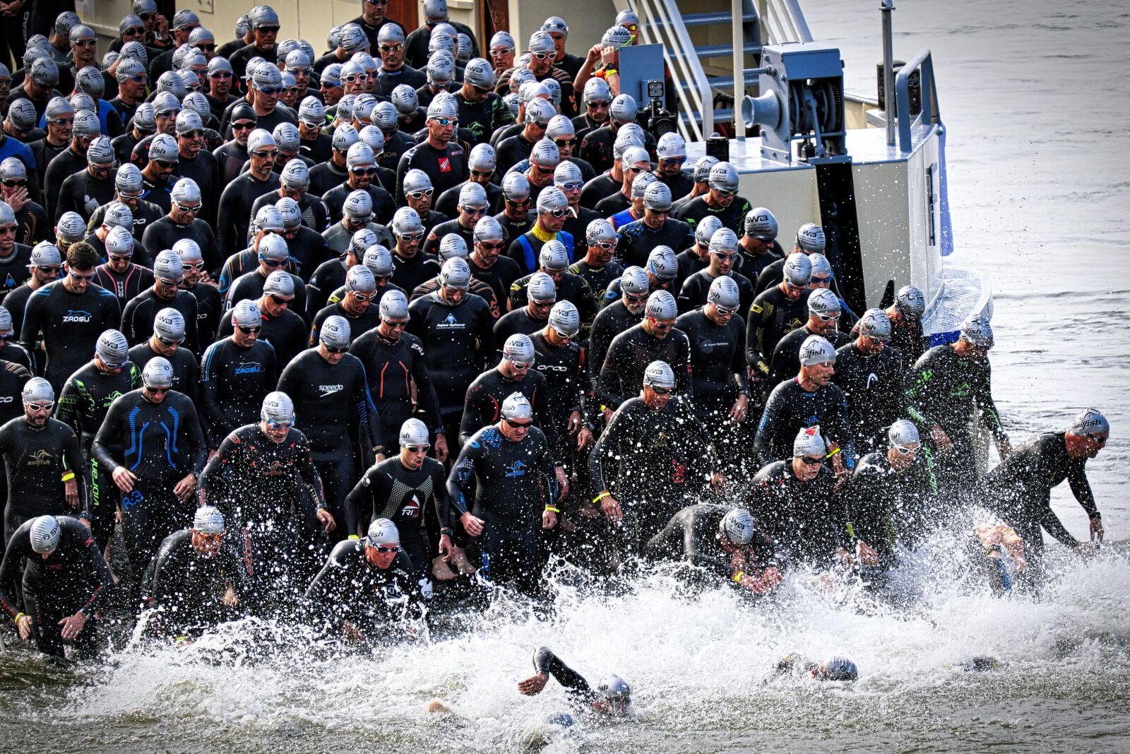 Fujifilm X-T2 + Fujifilm XF 55-200mm F3.5-4.8 R LM OIS sample photo. Triathlon, sport, swimmer photography