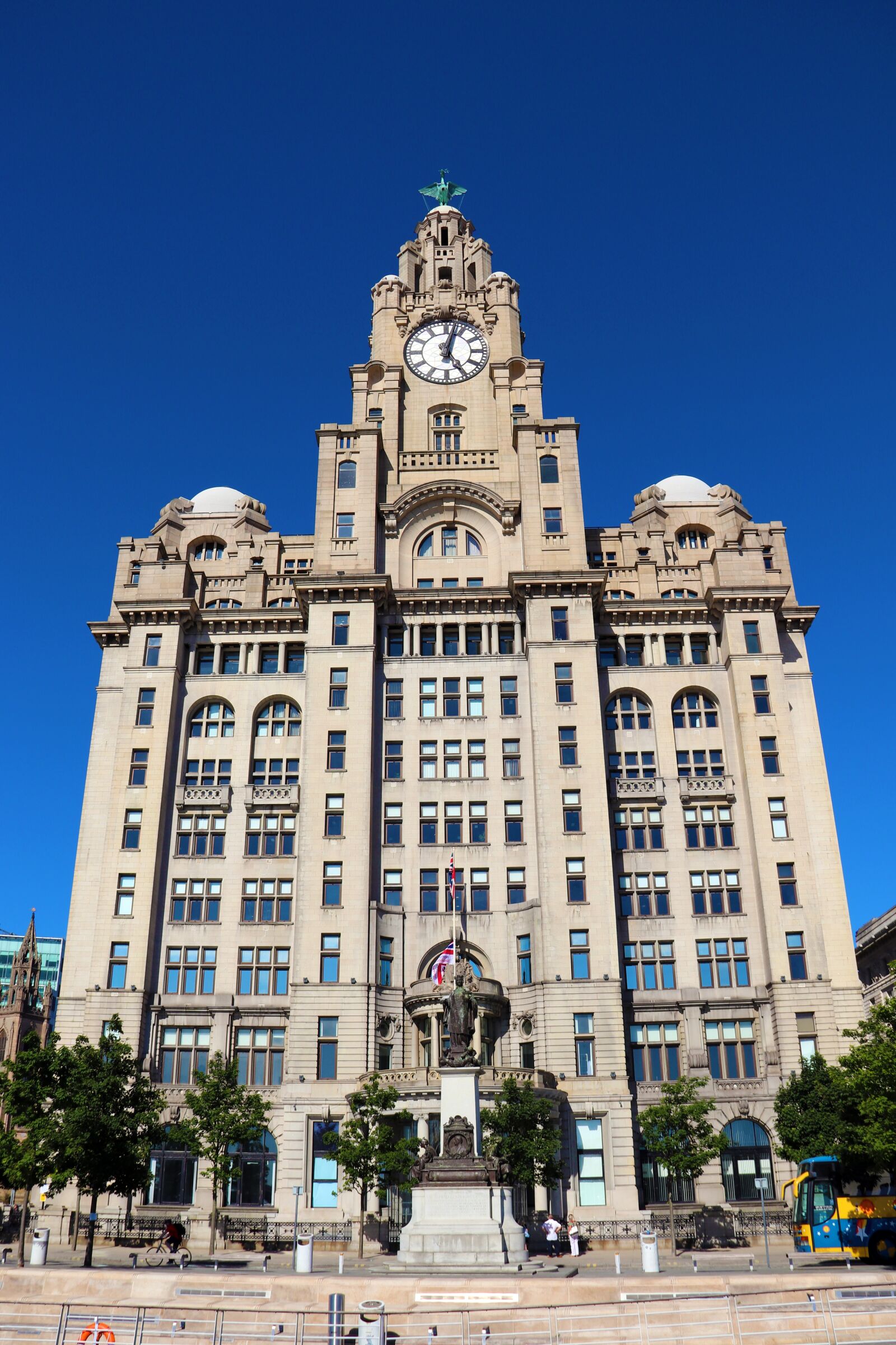 Canon EOS 800D (EOS Rebel T7i / EOS Kiss X9i) + Canon EF-S 18-135mm F3.5-5.6 IS sample photo. Liver building, liverpool, building photography