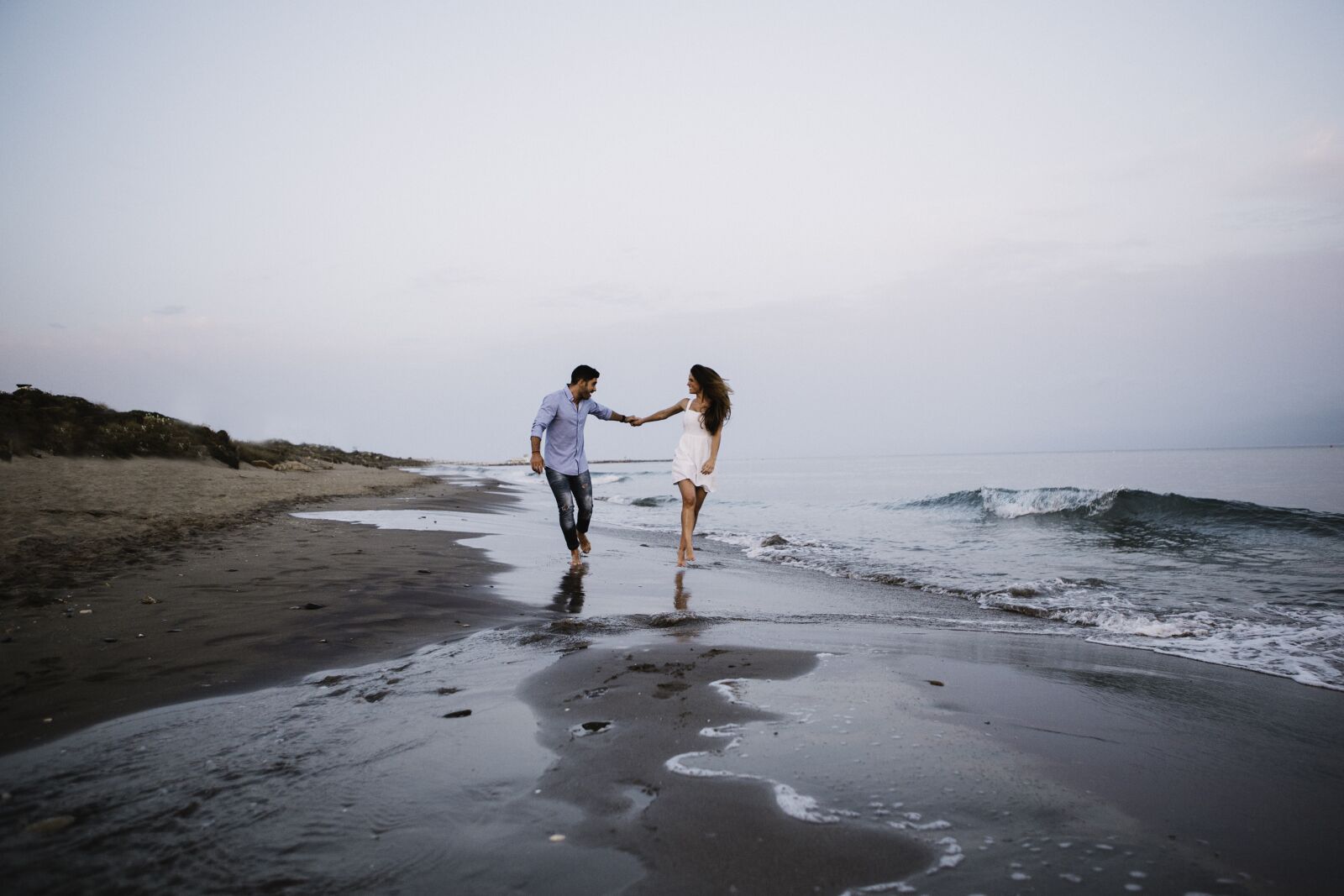 Canon EOS 6D + Canon EF 24-70mm F2.8L USM sample photo. Sea, couple, beach photography