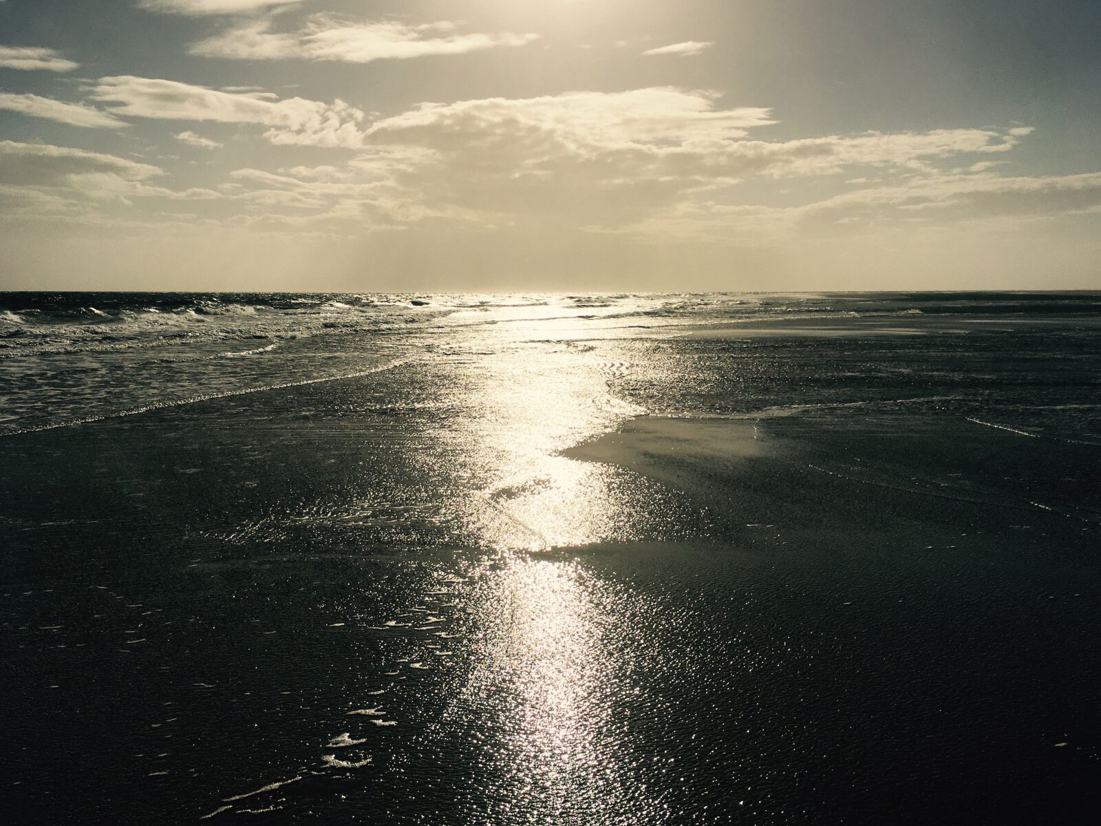 iPhone SE back camera 4.15mm f/2.2 sample photo. Sunset, sea, sand photography
