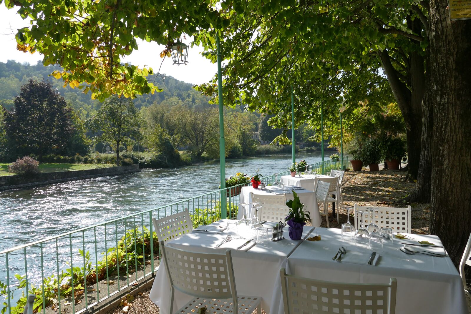 Panasonic Lumix DMC-FZ1000 sample photo. Restaurant, garden, river photography