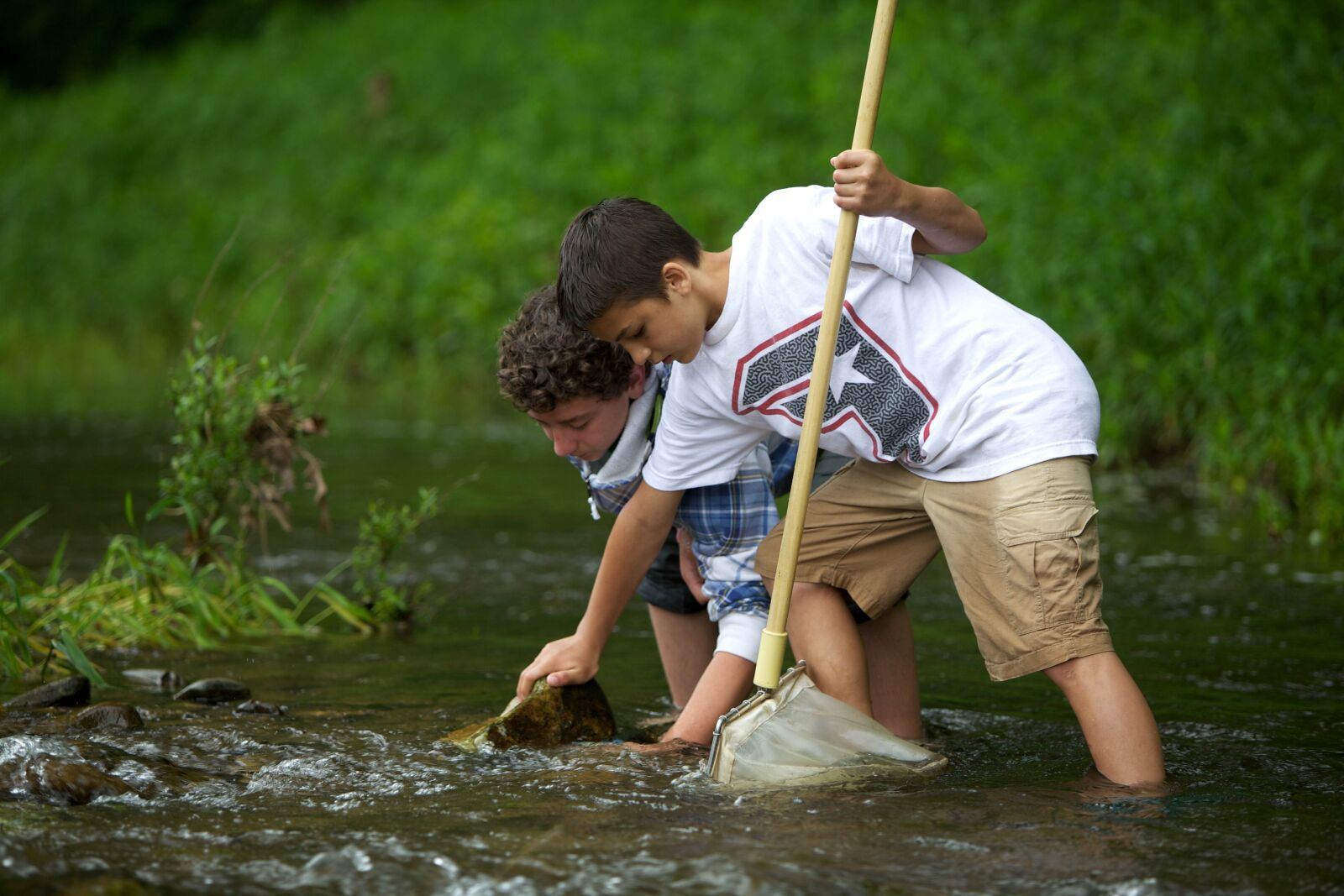 Canon EOS 5D Mark II sample photo. Boys, moving, river, rocks photography