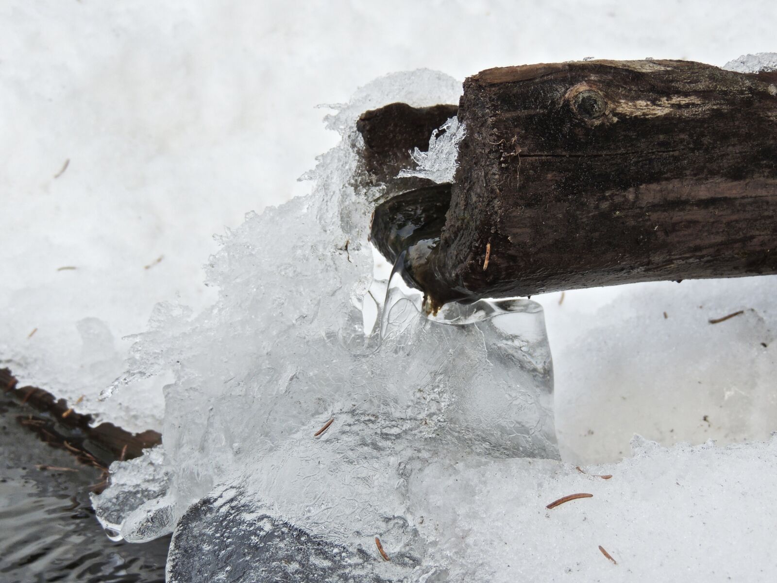 Nikon Coolpix P510 sample photo. Fountain, water, winter photography