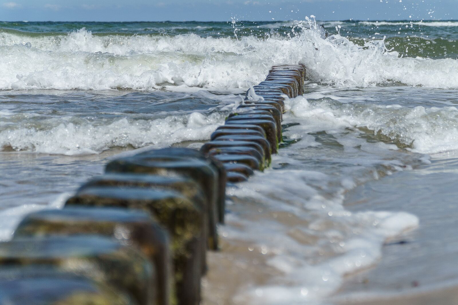 Sony a6000 + Sony E PZ 18-105mm F4 G OSS sample photo. Baltic sea, groynes, wave photography
