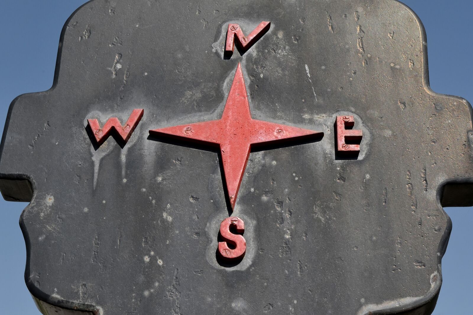 Nikon D5500 sample photo. Cast iron, navigation, north photography