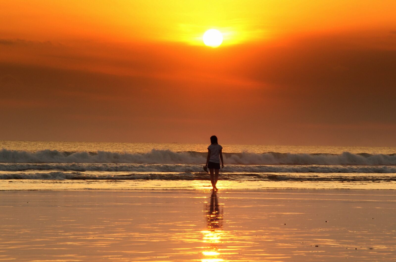 Sony Alpha DSLR-A200 sample photo. Sunset, woman, beach photography