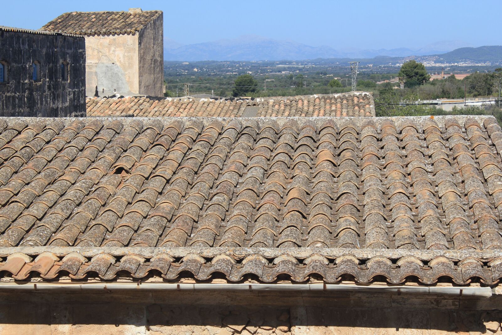 Canon EOS 550D (EOS Rebel T2i / EOS Kiss X4) sample photo. Tile, roof, sky photography