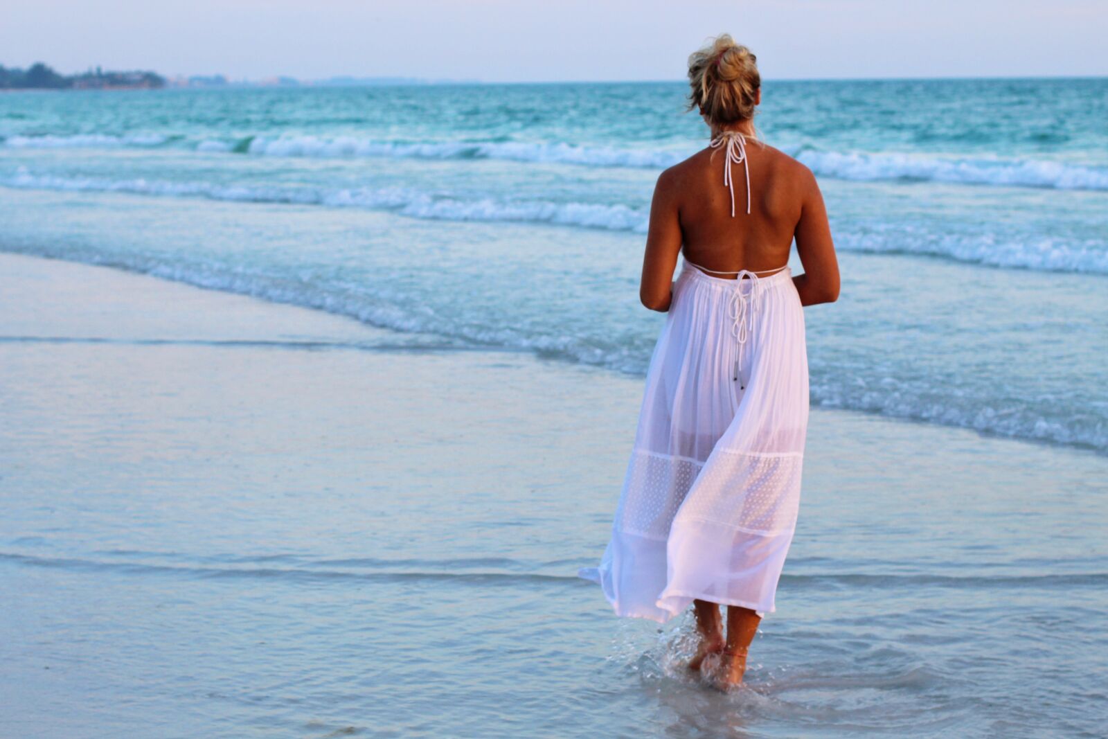 Canon EF 50mm F1.4 USM sample photo. Pretty girl, beach, sea photography