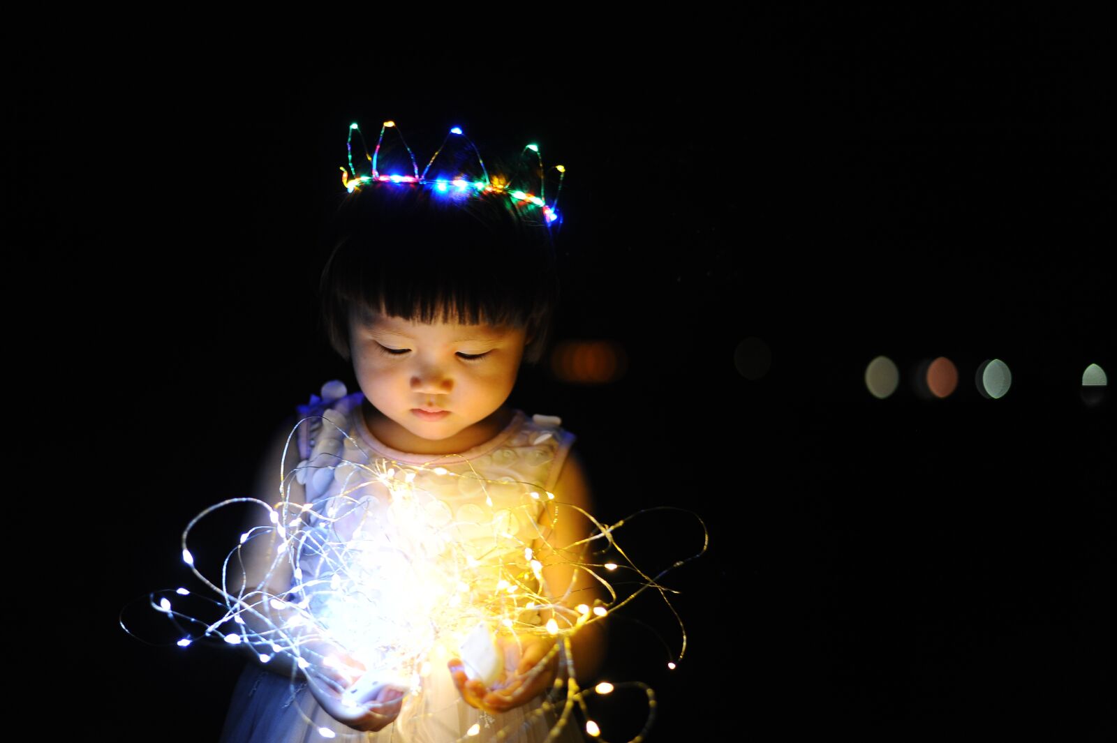 Nikon D700 sample photo. Child, lights, crown photography