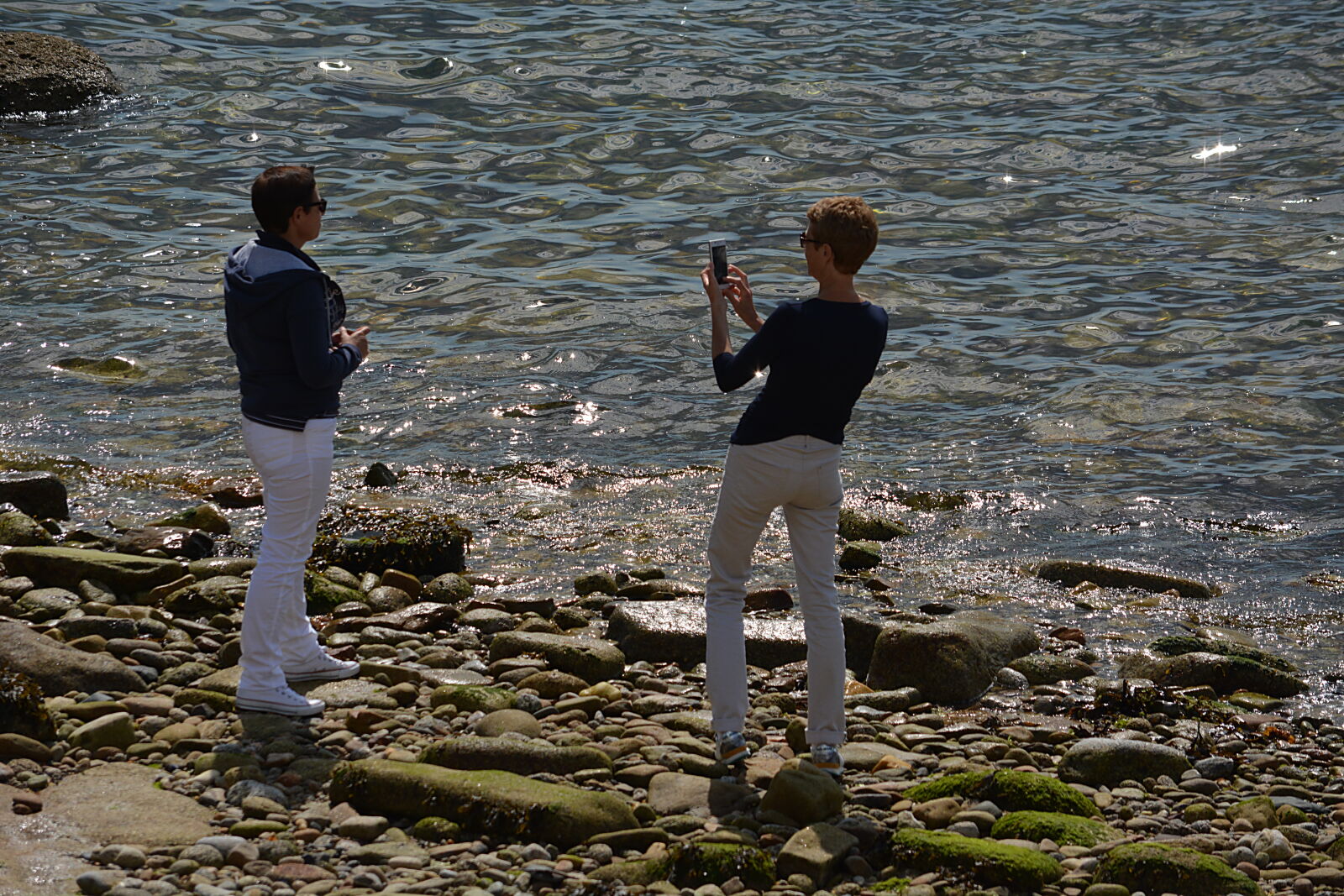 Nikon D5200 sample photo. Amies, bleu, femmes, mer photography