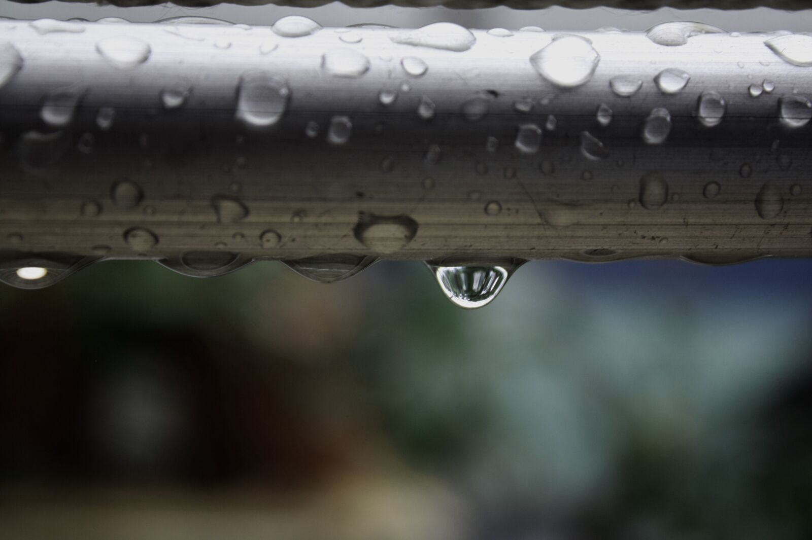 Canon EOS 450D (EOS Rebel XSi / EOS Kiss X2) sample photo. Pole, water, drops photography
