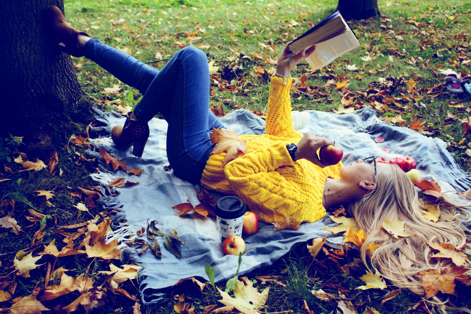 Canon EOS 450D (EOS Rebel XSi / EOS Kiss X2) sample photo. Autumn, women, girl photography