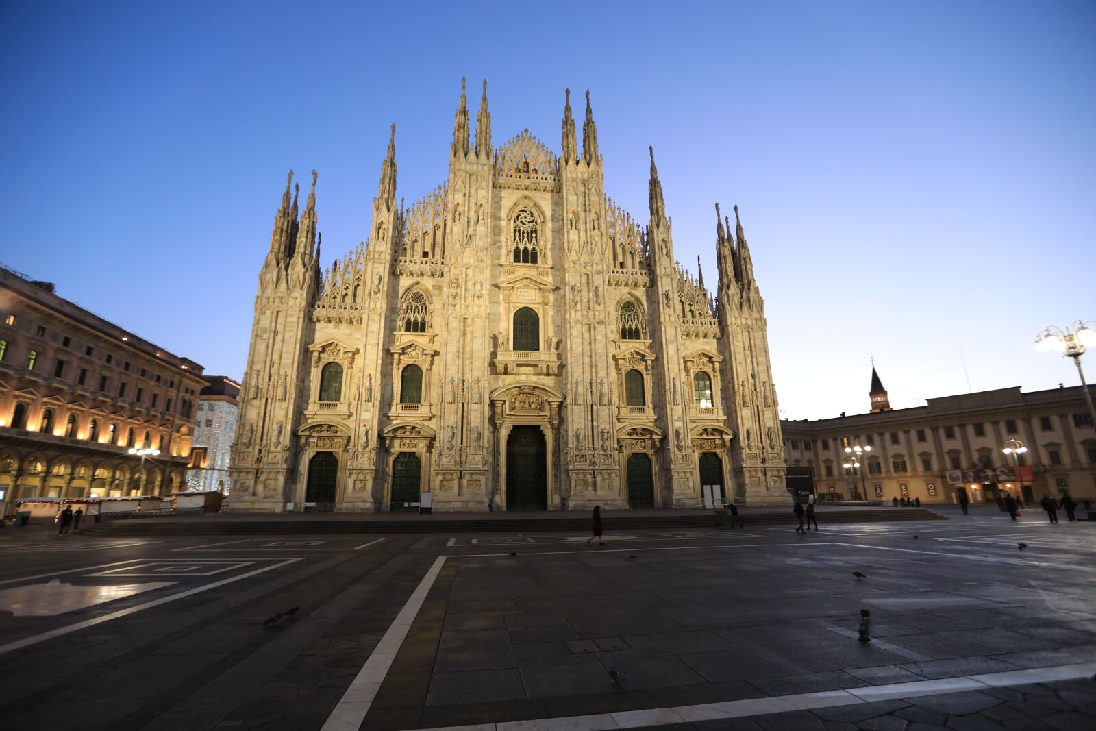 Canon EOS 5D Mark IV + Canon EF 16-35mm F2.8L II USM sample photo. Dom, milan, space photography