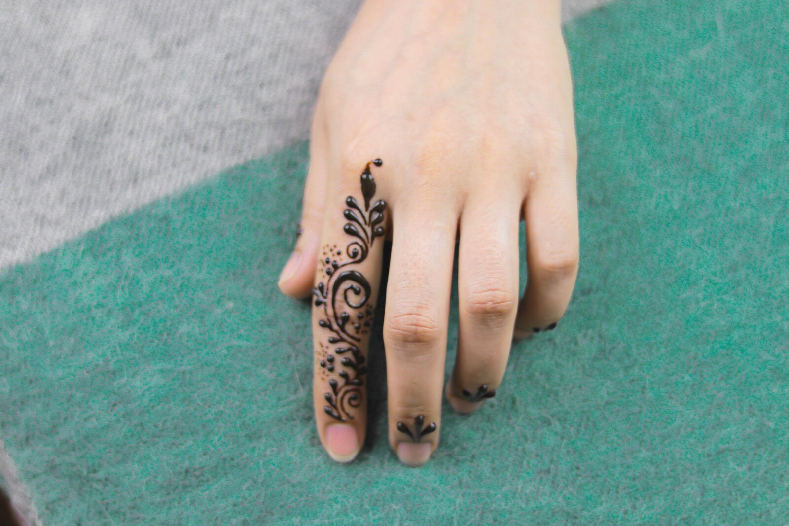 Canon EOS 80D + Canon EF 50mm F1.8 STM sample photo. Nails, mandala, jewelry photography