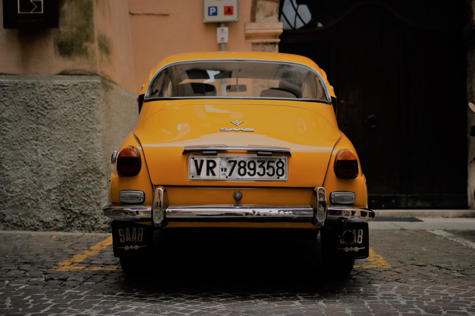 Canon EOS 750D (EOS Rebel T6i / EOS Kiss X8i) sample photo. Car, old, yellow photography
