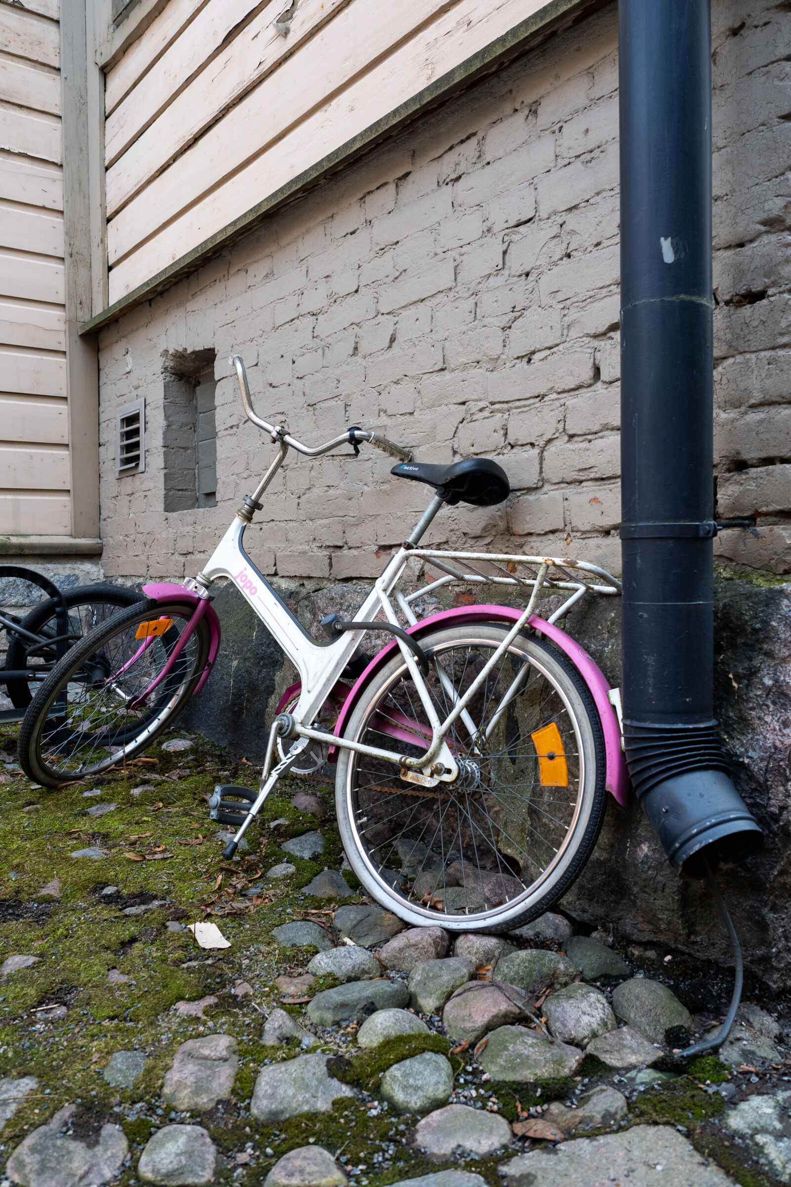 OM System 12-40mm F2.8 PRO II sample photo. Back alley bicycle photography