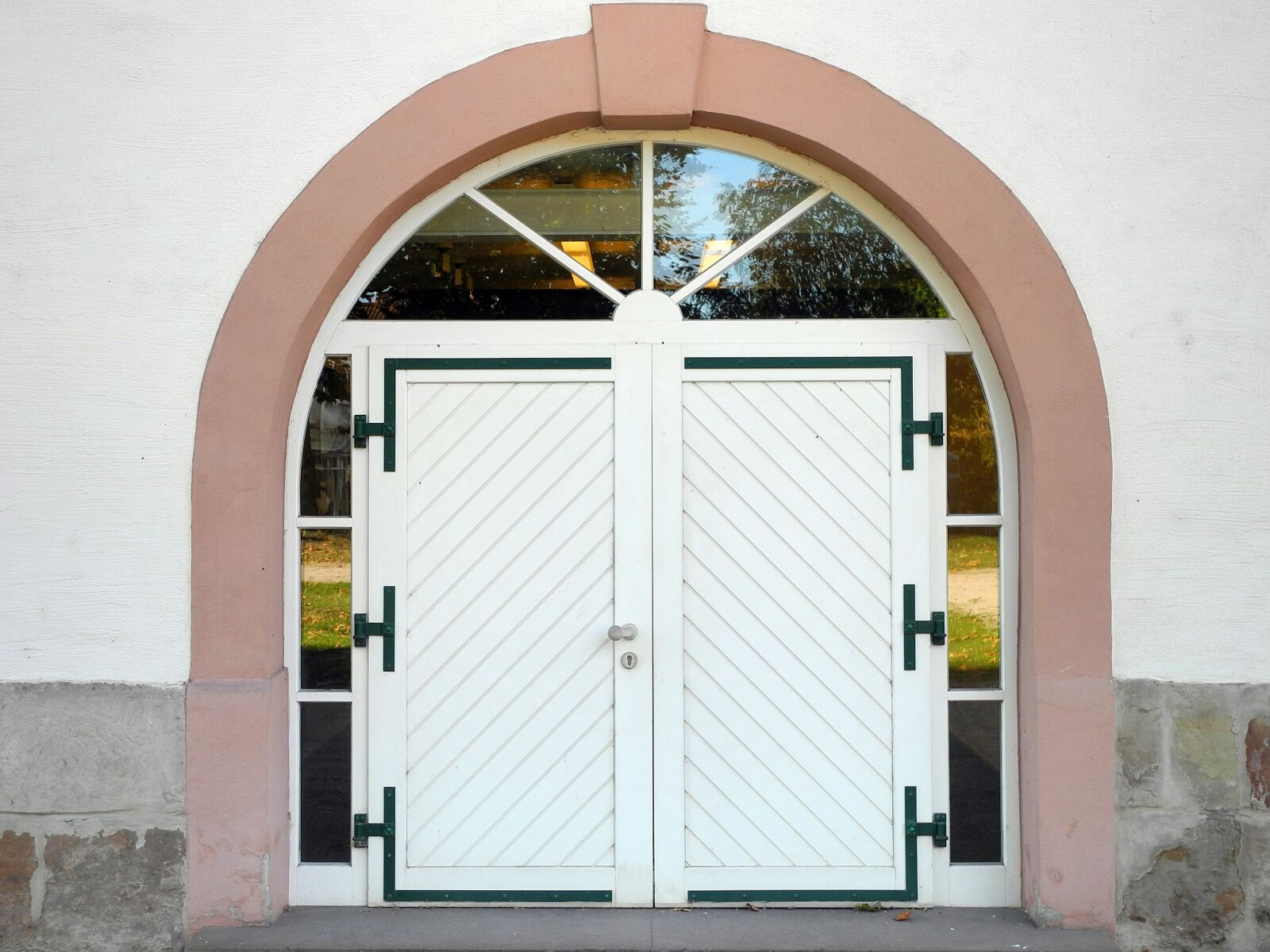 Nikon Coolpix P7100 sample photo. Building, door, goal photography