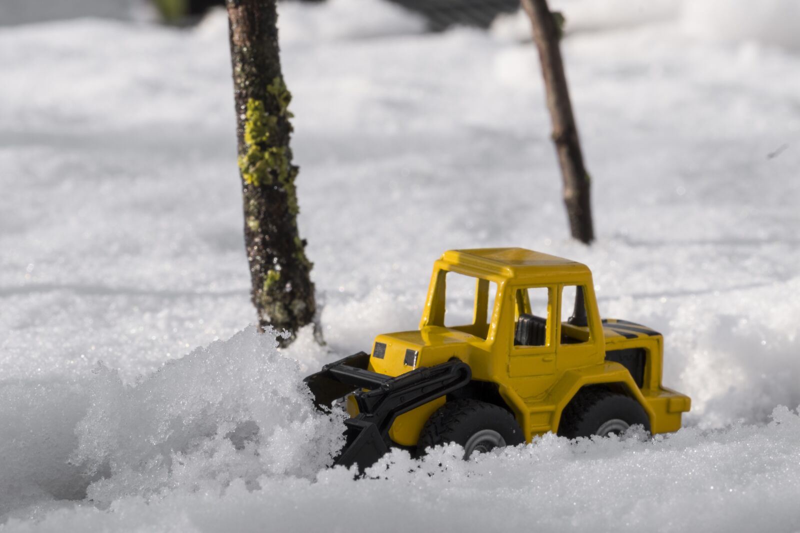 Fujifilm X-T2 + Fujifilm XF 80mm F2.8 R LM OIS WR Macro sample photo. Snow, winter, road photography