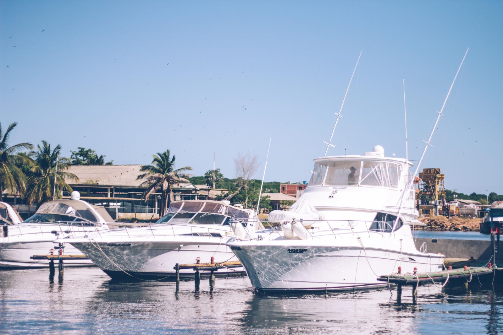 Canon EOS 60D + Canon EF 50mm F1.8 II sample photo. Beach, blue, boat, lake photography