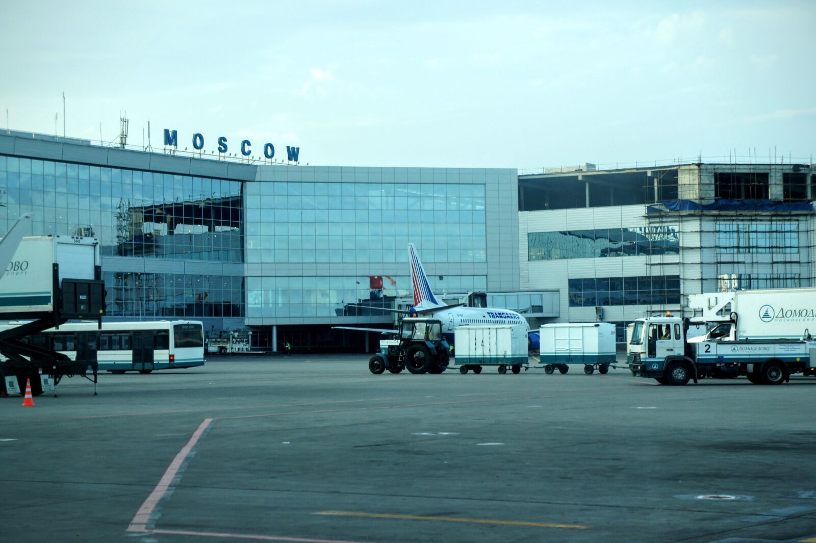 Sony Alpha NEX-5 + Sony E 18-55mm F3.5-5.6 OSS sample photo. Airport, moscow, building photography