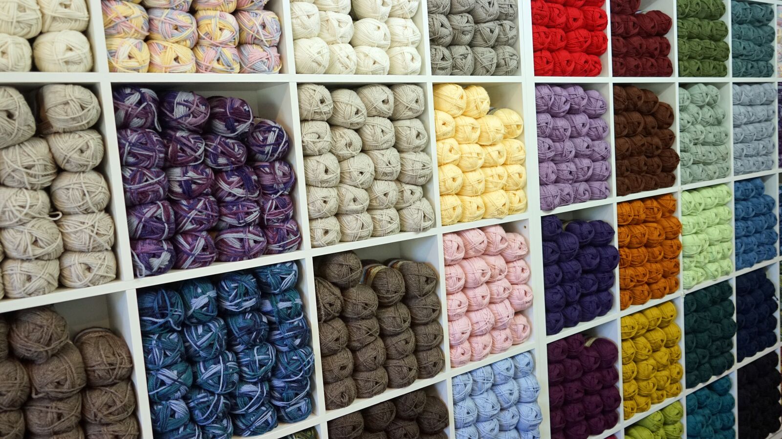 Sony a7 + Sony FE 24-240mm F3.5-6.3 OSS sample photo. Wool, shelf, retail store photography