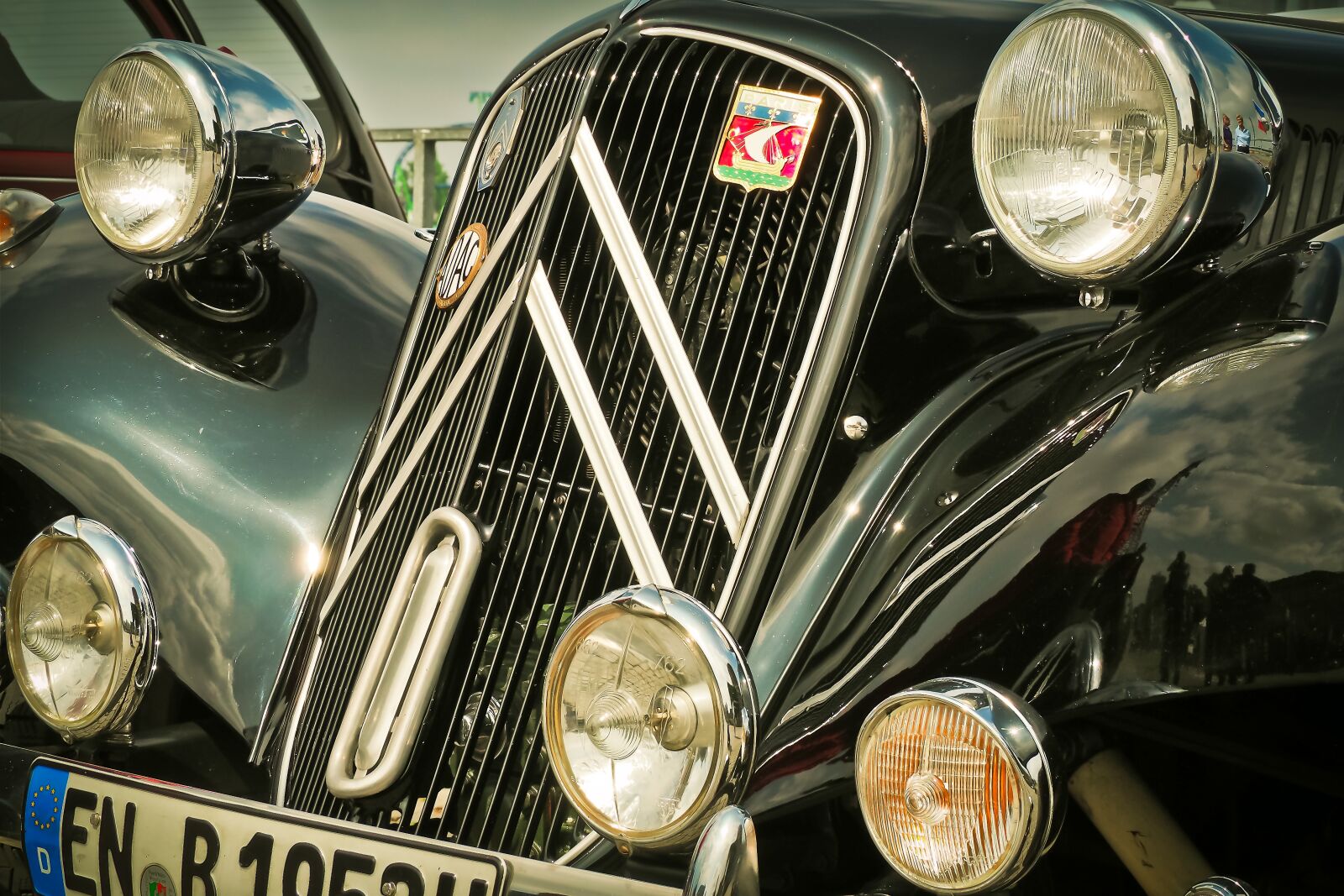 Olympus OM-D E-M10 sample photo. Citroen traction avant, auto photography