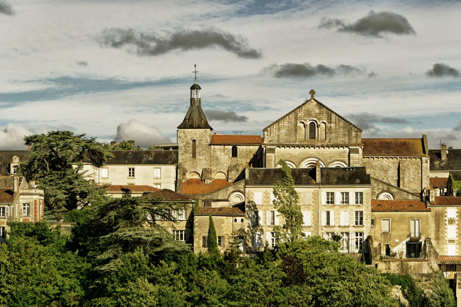 Sony E 55-210mm F4.5-6.3 OSS sample photo. Poitiers, city, church photography