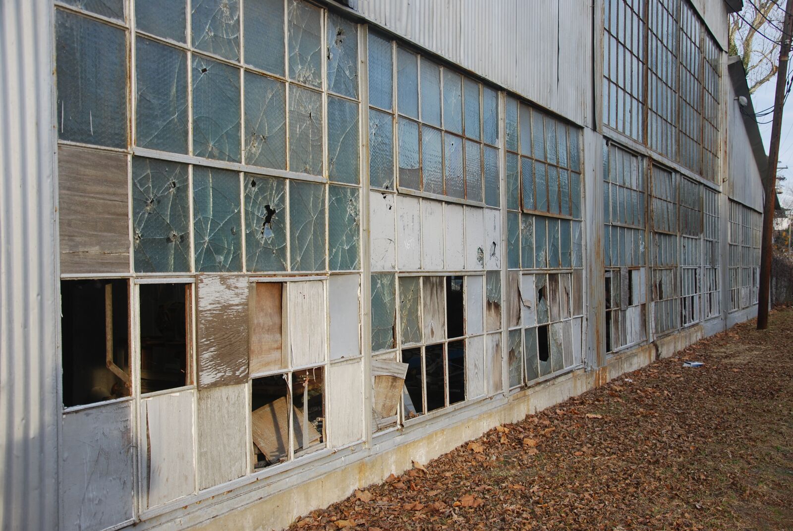 Nikon D80 sample photo. Warehouse, broken windows, dilapidated photography